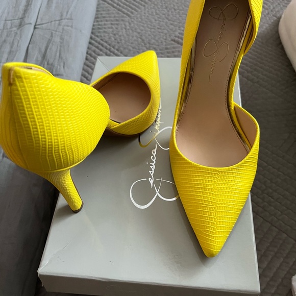 BRAND NEW Jessica Simpson yellow pump.       size 8 1/2 with a 4 inch heel - Picture 3 of 3